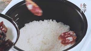 開蓋觀察飯，水微微收干，放入切好的金字香腸、醬肉、醬肉香腸。
