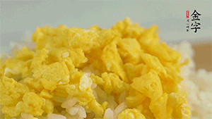 將雞蛋碎、西蘭花碎和放涼的米飯混合，用少許鹽、橄欖油調(diào)味。