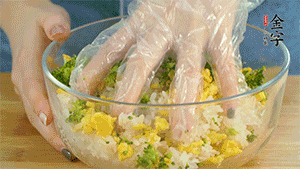 將飯團(tuán)用手搓捏成圓球狀。