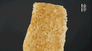油炸豬皮冷水泡發(fā)，切成菱形。
