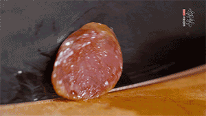 金字火腿肉香腸上鍋蒸15分鐘，切片備用。