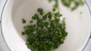 韭菜洗凈，切粒。