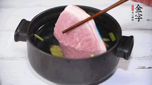 整塊豬肉，加蔥、姜片、料酒焯水。