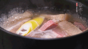 火肉、豬肉加料酒、清水大火煮開后，加入春筍小火慢燉40分鐘，出鍋前撒蔥花即可。