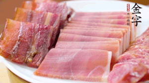 擺盤后鋪上老豆腐，淋點(diǎn)料酒，灑點(diǎn)白糖上鍋蒸20分鐘。