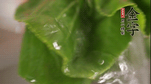 小青菜從根部掰開，分別洗凈。