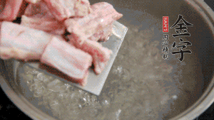 剁成塊狀的排骨洗凈，放入沸騰的鍋中，加姜片汆燙，2分鐘后撈出備用。