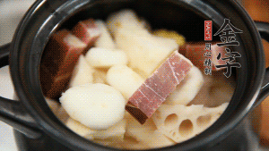 加水沒過食材，加料酒大火煮沸后，再小火燉煮1小時(shí)。（如果沒有砂鍋小火燉煮，用電飯煲的煮湯功能、高壓鍋也是可以的。）