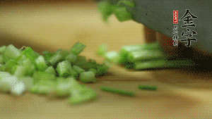 小蔥切成蔥花。