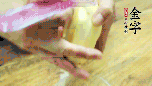 將食材洗凈，茄子、土豆切滾刀塊。