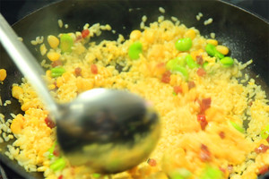 然后加入炒好的食材混合均勻，炒熟即可。出鍋前加少許黑胡椒、鹽和蔥花就可以啦！??！