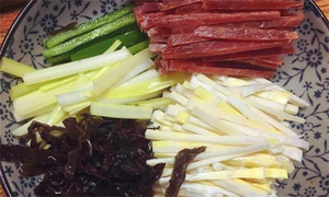 黑木耳泡發(fā)，黑木耳、韭黃、雷筍、青椒切成絲。