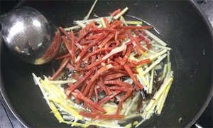 火腿絲、筍絲、黑木耳絲汆水后，瀝干。