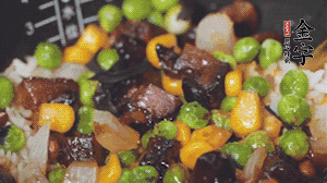 出鍋前加蠔油、生抽調(diào)味，撒點(diǎn)熟白芝麻即可。