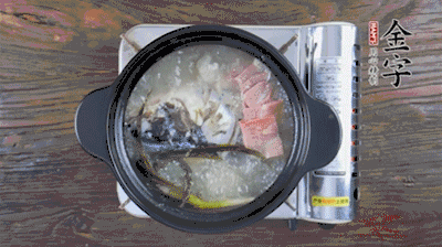 放豆腐、海鮮菇繼續(xù)中小火煮5分鐘。