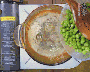 豌豆粒焯水30秒，過涼水。