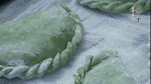 【制作】2.蒸架上墊浸濕的屜布，再放上清明果，大火蒸10~15分鐘，完成，出鍋啦！