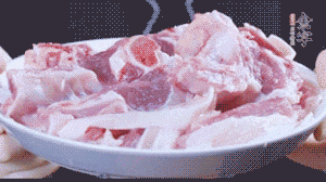新鮮羊肉冷水入鍋，加姜片、清水焯水，除去血沫。