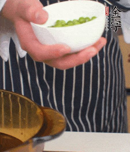 胡蘿卜、豌豆和干花菇焯水。