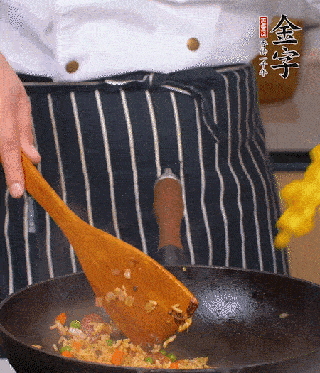 加咖喱塊、少許鹽、白糖調(diào)味，炒至咖喱塊融化后，倒米飯，翻炒至每粒米飯都包裹上咖喱，再放黃椒、青椒粒，出鍋前加菠蘿粒和小蔥翻拌均勻。