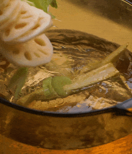 把玉米筍（對(duì)半切開(kāi)）、西芹（切斜片）、蓮藕（切片），放入開(kāi)水鍋內(nèi)，加點(diǎn)少許鹽、油，汆燙2分鐘。