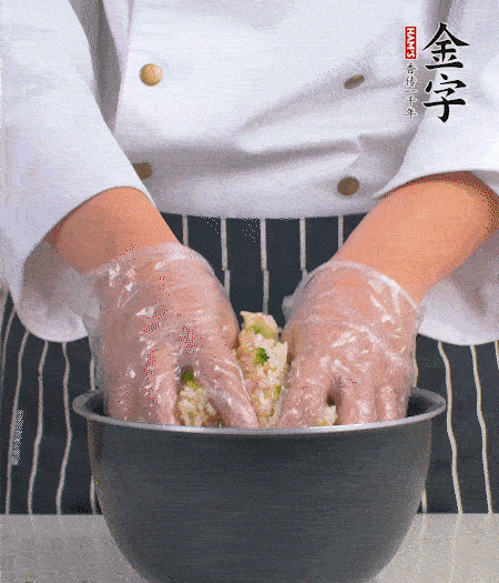 米飯中放西蘭花碎、咸肉丁，加少許黑胡椒、十來滴橄欖油拌勻。