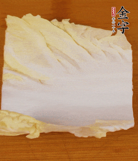 一片白菜一片淡火腿交替疊起，疊個(gè)兩三層放進(jìn)鍋內(nèi)，直到塞滿鍋。