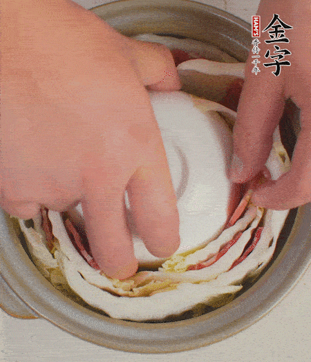 寬度剛好是鍋的高度?？垡粋€(gè)小碗更有助于幫助造型。