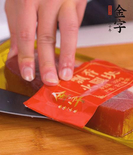 金字火腿切片，生姜切絲，蔥白切末。