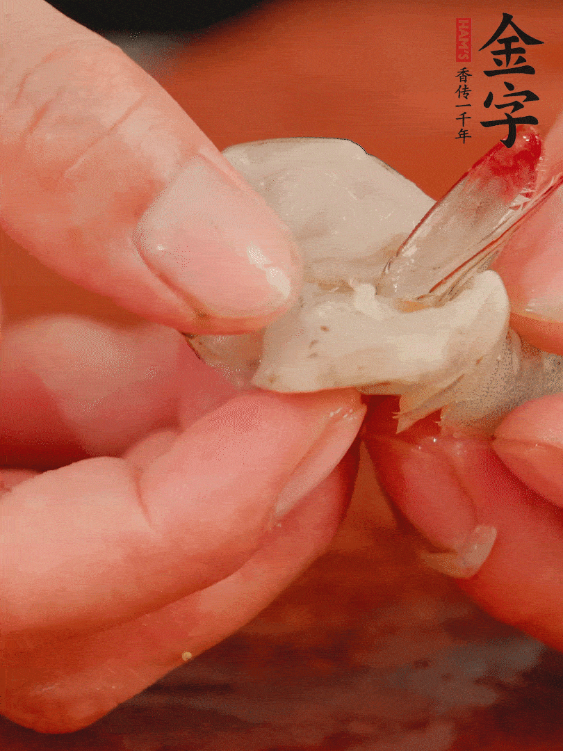 鮮蝦去掉蝦線，翻轉(zhuǎn)蝦尾做個(gè)好看的照型。