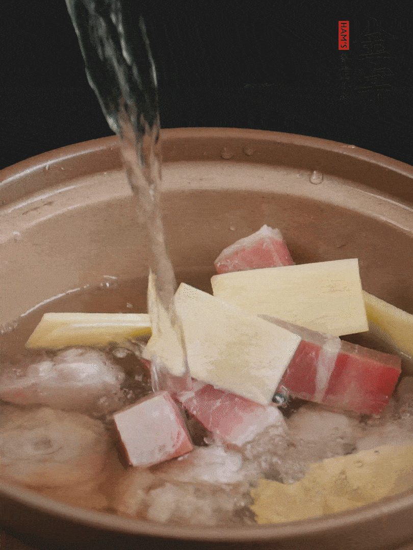 雞塊、火腿、姜片加適量料酒、清水燉80分鐘。