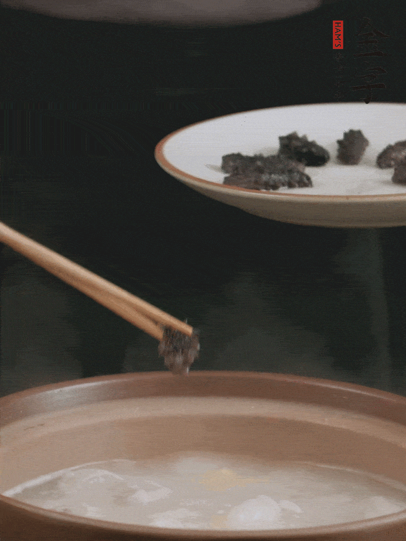 期間雞湯燉到80分鐘時(shí)，加小海參再燉10分鐘。