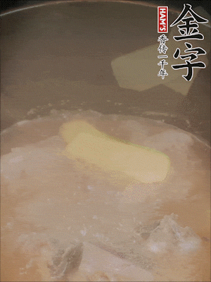 排骨洗凈，加生姜、黃酒焯水，溫水洗凈備用。