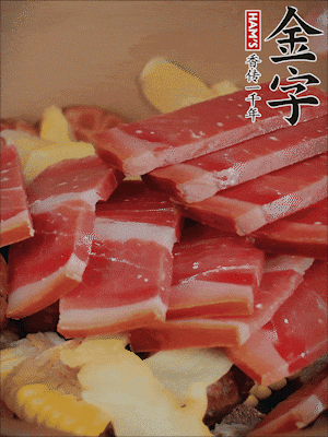 除鮑魚外的所有材料放進(jìn)鍋里，加清水、姜、黃酒，大火燒開，轉(zhuǎn)小火煲90分鐘。