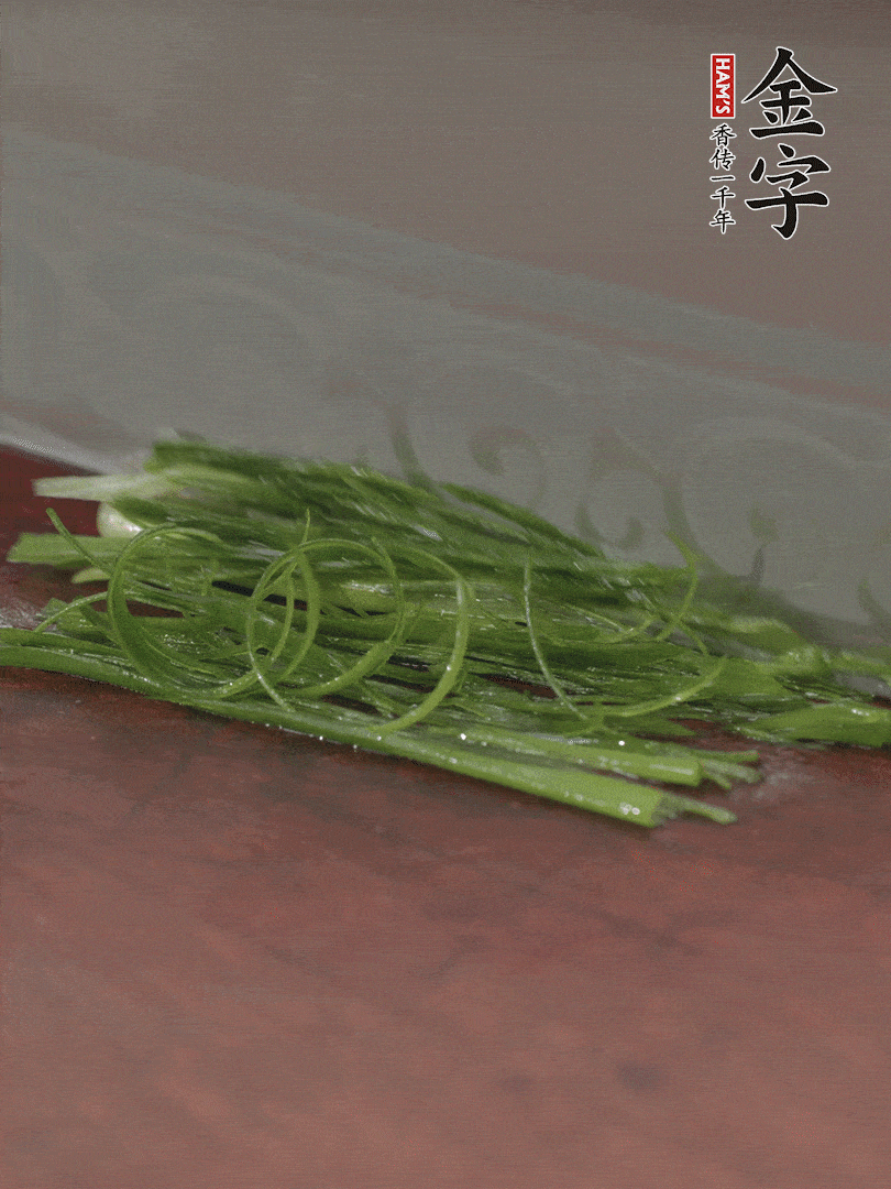 生姜切薄片，紅椒切細絲，小蔥蔥綠切細絲，泡入冰水中保持新鮮。