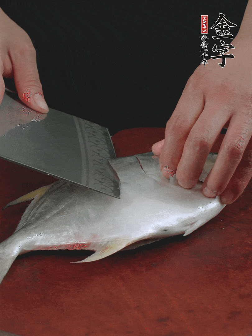 處理干凈銀鯧魚1條，表面斜刀切出花刀。