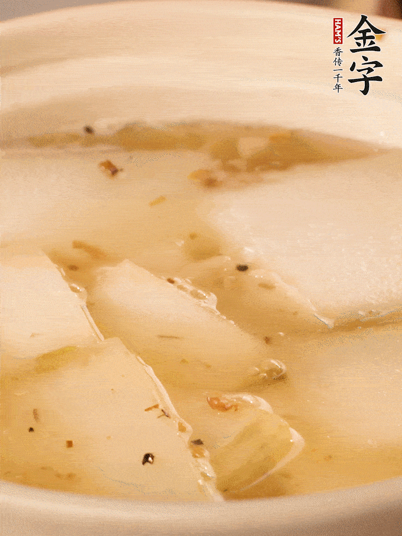 加入適量清水，再放咸肉，淋點(diǎn)黃酒添味。