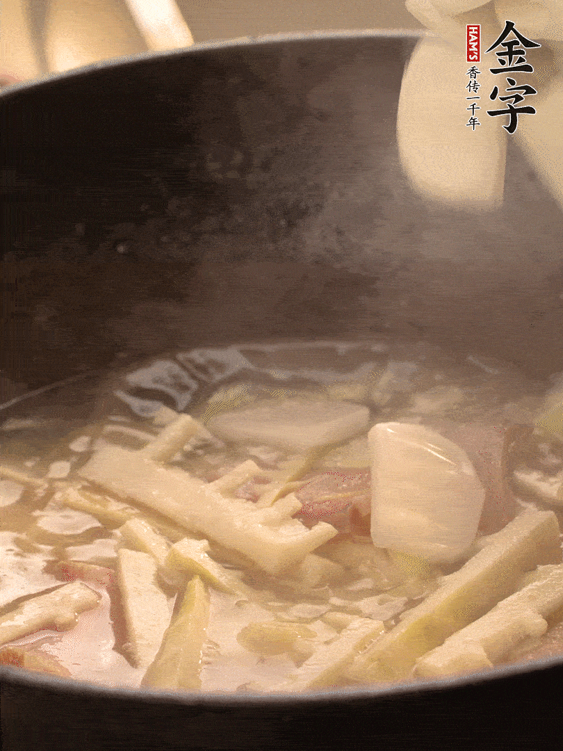加一點(diǎn)開水后，放年糕燜2分鐘至軟。