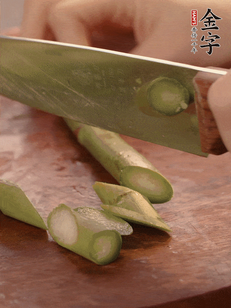 蘆筍去掉底部老的部分，斜切成段。白玉菇去掉根部，日本豆腐切成圓厚片。