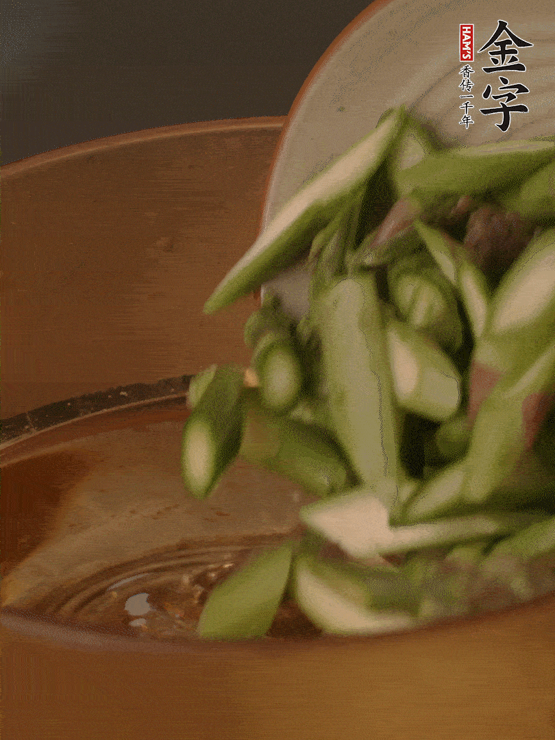 蘆筍、白玉菇焯水30秒備用。