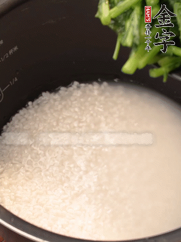 茼蒿、香腸放入浸泡好的大米，水沒(méi)過(guò)大米半指煮熟。