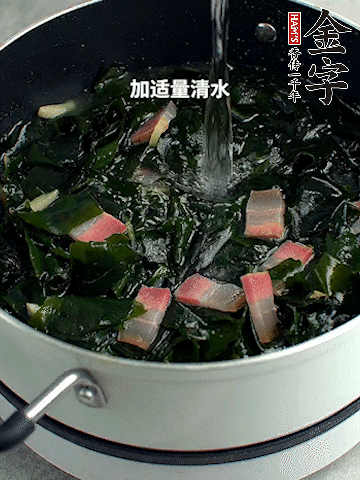 放入泡發(fā)好的裙帶菜翻炒一下，加適量清水燉煮。