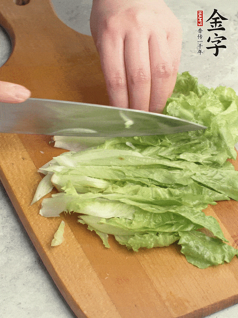 胡蘿卜、生菜、黃瓜切絲。