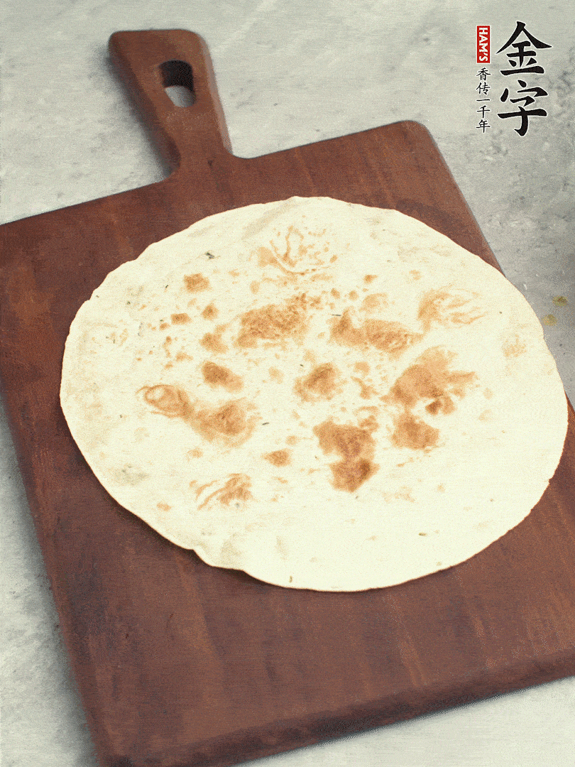 食材依次鋪在卷餅皮上，卷起來。