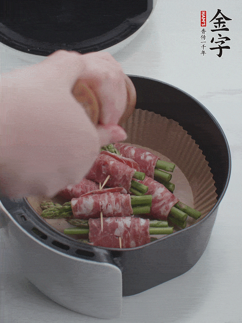 在培根卷上撒點(diǎn)黑胡椒碎。