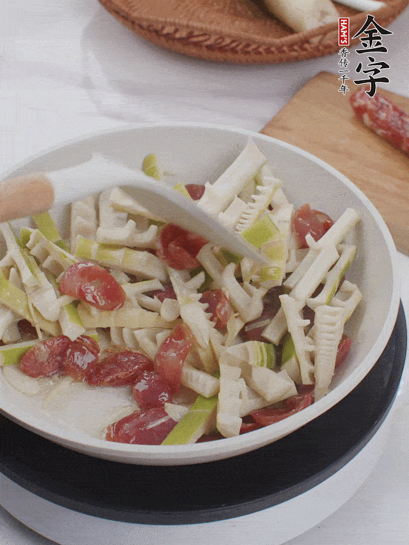 下春筍翻炒均勻，一小撮鹽調(diào)味。