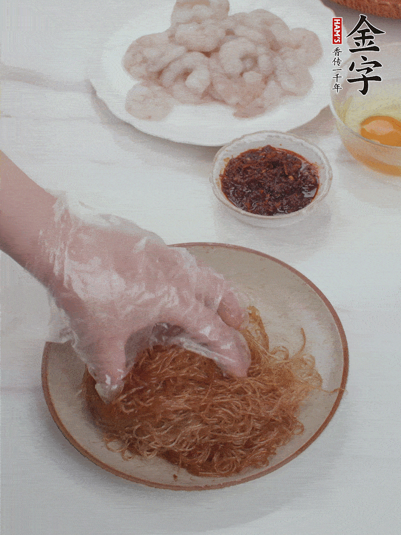 粉絲泡軟后，入沸水煮10秒，撈出后加1/2勺老抽、1/2勺食用油挑松。