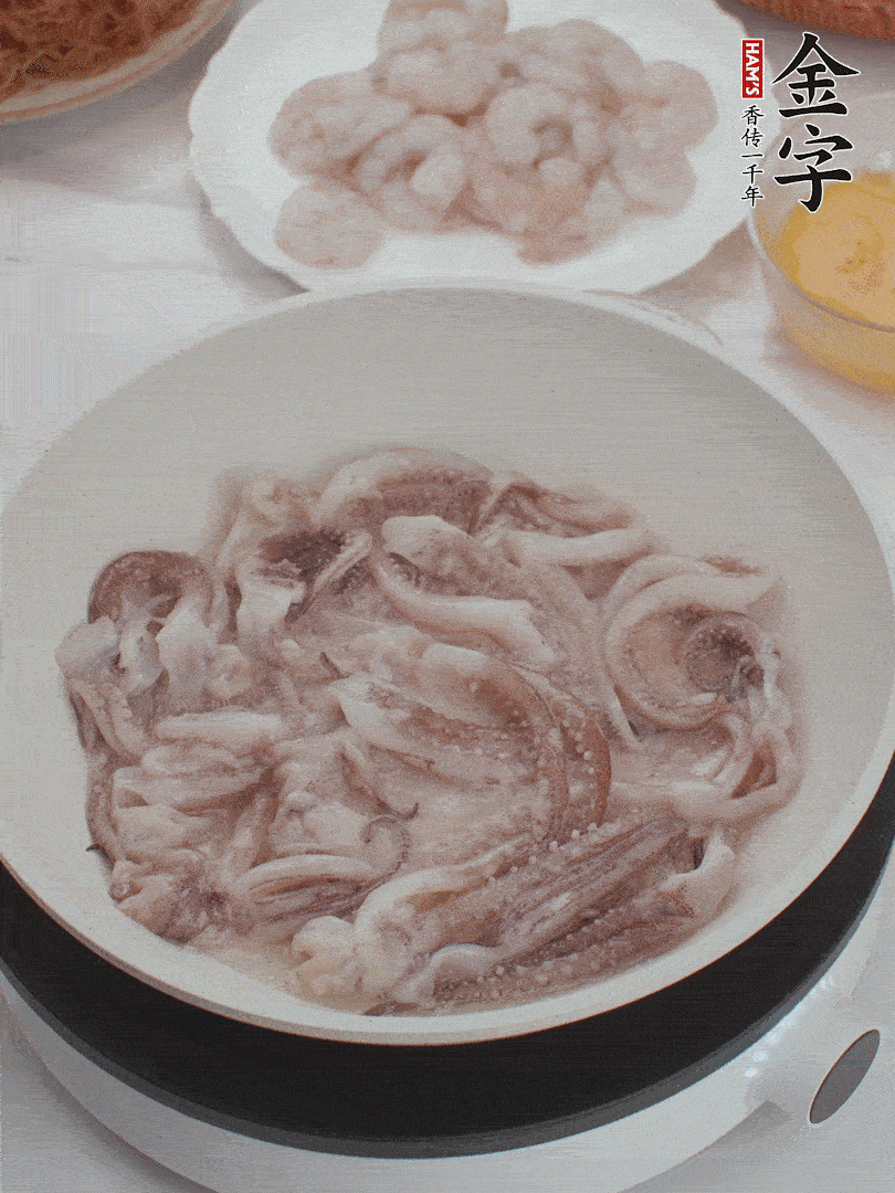 蝦仁、魷魚滑油，蛋液炒制半熟。
