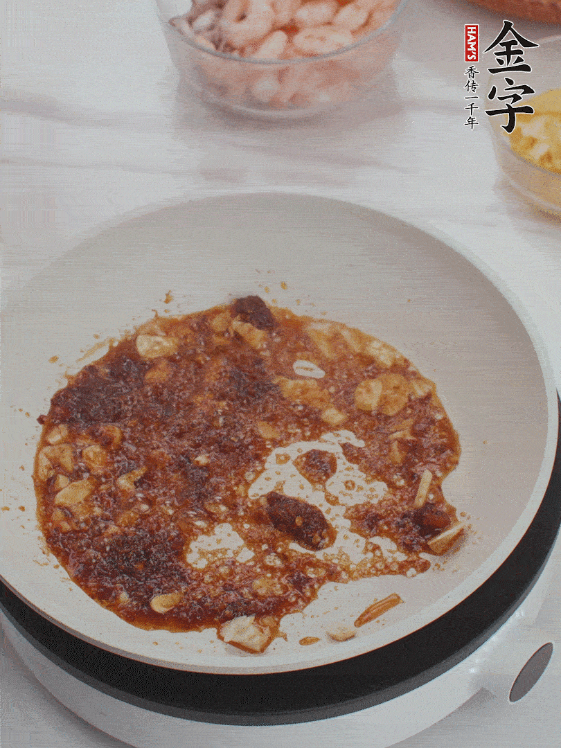冷鍋熱油，1大勺金字火腿XO醬、蒜末炒香，倒粉絲一起炒。