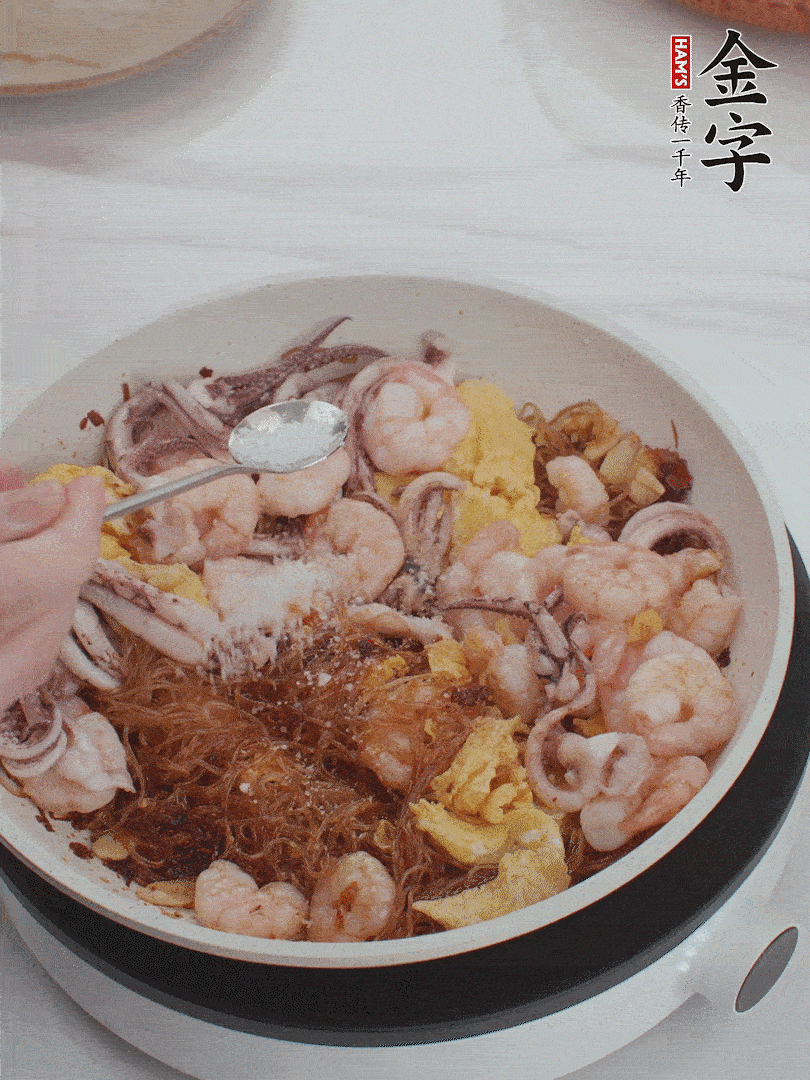 加雞蛋，蝦仁，魷魚混合。